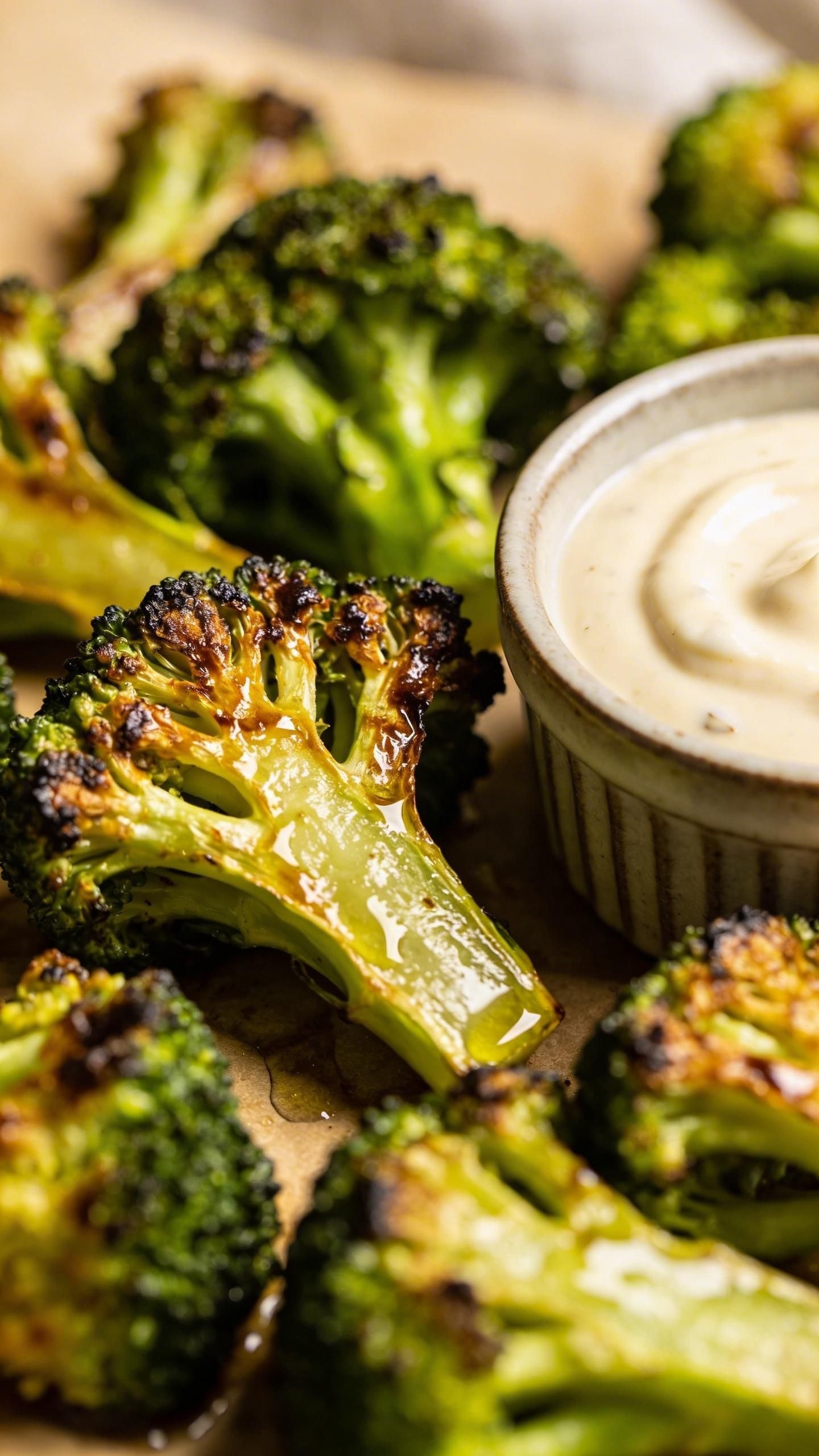 healthy grilled chicken & broccoli bowls with creamy garlic sauce